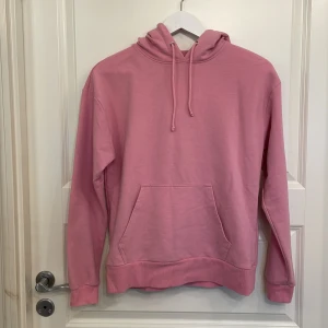 Rosa hoodie - Använd få antal gånger men används inte länge så säljer därför. Sitter snyggt. 