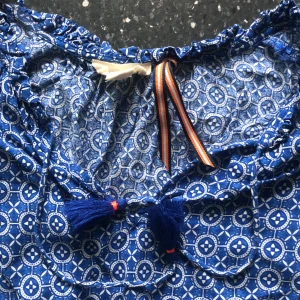 blus - Supersöt blus i fint mönster💙💙💙 stl M men passar även S och XS