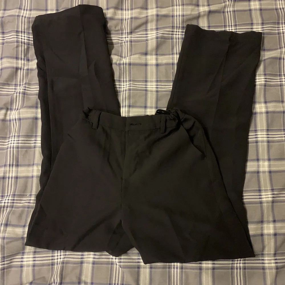 Ett par svarta kostymbyxor som är i helt nyskick. Passar mig perfekt som är 163cm, går också att adjustera midjan. Köparen står för frakt. . Jeans & Byxor.