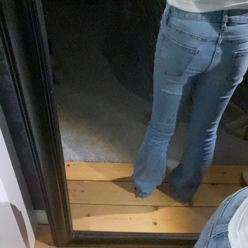 Jag säljer mina bootcut jeans , dom är i storlek 152 men är små för storleken , jag är 146 och dom passar mig , men är ytte stora,skriv vid intresse,adda mig på snap om ni är intresserade.då skriver ni bara här på Plick . Obs : kan sänka priset till 100kr. Jeans & Byxor.