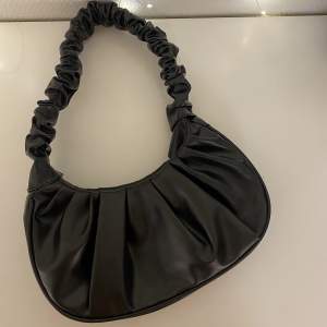 Säljer en svart handväska, använd få gånger så är i fint skick!🌷 60kr + frakt (kan diskuteras)👛
