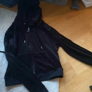 Juicy kofta  - ‼️NI FÅR BUDA PÅ DENNA KOFTAN‼️ STÖRSTA BUDET FÅR DEN🌟☺️Säljer denna super snygga och sköna juicy couture koftan , storlek XL då jag ville ha den oversize men egentligen har jag storlek s/m men XL är som m skulle ja säga 🌺