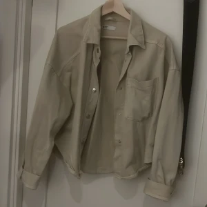 Beige denim jacka ifrån Gina tricot  - Gott skick
