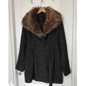 Kappa - Säljer denna kappan med fejkpäls❤️