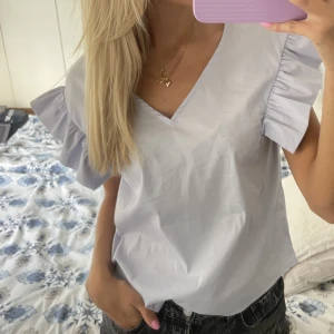 Topp - Jättesöt ljusblå topp från motivi🫶🏽storlek 36 men skulle säga att den passar 34 också💕