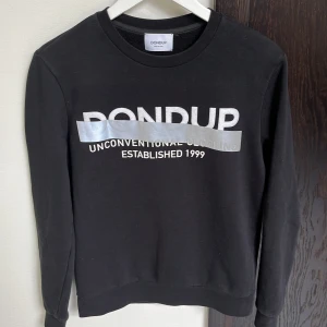 Dondup Sweatshirt  - Dondup sweatshirt, svart med tryck Inköpt på NK Göteborg 2020  Perfekt nu till slutet av sommaren och hösten. Säljs för att den inte passar mig längre. Sparsamt använd, mycket fint skick (8/10) Nypris 2499kr 