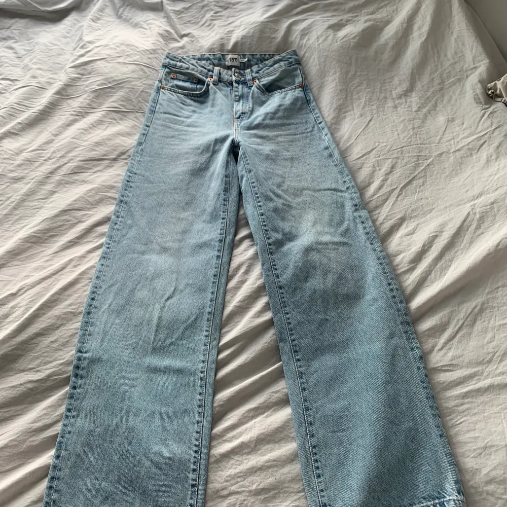 Fina utsvängda jeans som knappt är använda🥰. Jeans & Byxor.