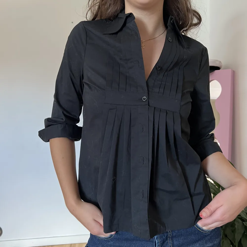svart skjorta köpt på secondhand 🌷 storlek 36 . Skjortor.