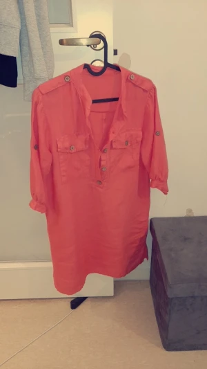 Linneskjorta - Underbar röd/orange färg. St 36 För liten så den är endast anvämd två gånger. I linne.