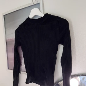 Långärmad tröja - Säljer denna basic topp från H&M. Har ett fint rubbat mönster på framsidan. Jätte bra material som inte sticks. Storlek S