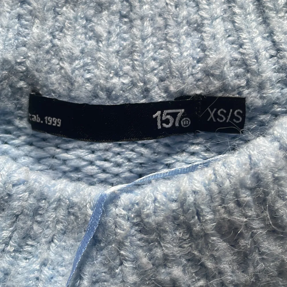 En ljudblå stickad tröja från lager 157. Den har samma färg som på bild 1. Den är oversized. Fint skick. Tröjor & Koftor.