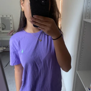 t-shirt - t-shirt från polo ralph lauren💜 säljer för att får ingen användning av den längre🤍 