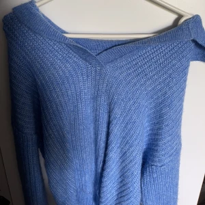 Stickad tröja  - Jättefin blå färg. Från Gina tricot passar Xs-s