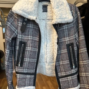 Mönstrad jacka - Fin mönstrad jacka. Knappt använd.