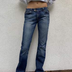 Säljer mina super snygga lågmidjade jeans. Använda ett fåtal gånger så i mycket fint skick.💕