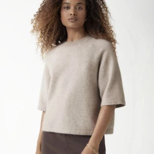 Stickad tröja  - Säljer denna fina fina tröja från other stories i storlek M eftersom den aldrig riktigt kommit till användning. jätte fint skick. Kom privat för fler bilder