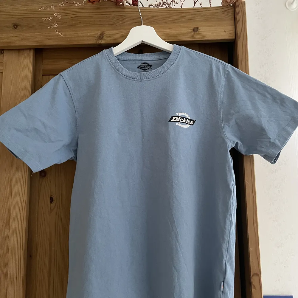 Snygg Dickies T-shirt till salu. Använt sparsamt. Inköpt 2023. T-shirts.