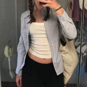 Randig skjorta  - Randig skjorta i storlek S men passar även XS! Dm för mer info 🤗