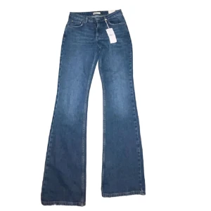 Petite flare jeans  - mörkblå jeans från Gina köpts för 500kr men säljer pga att dom var för långa för mig! Har bara provat på en gång och lappen är kvar! Jag är ungefär 156cm lång men dom var ganska långa på mig! Tror nog dom passar som bäst till nån som är 159-165cm