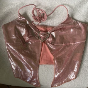 Rosa fest-topp - Så snygg topp med snörning. Det är en rosa metallisk färg :)