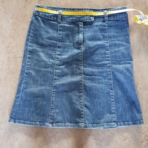 Kjol  - Jeanskjol, lite utsvängd, från H&M, 43 cm i midjan, 54 cm lång. Storlek 38/40. 