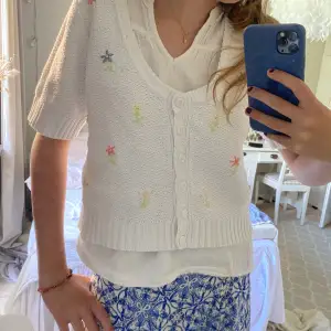 Fin cardigan köpt från sellpy / soulmate med blommiga broderier 