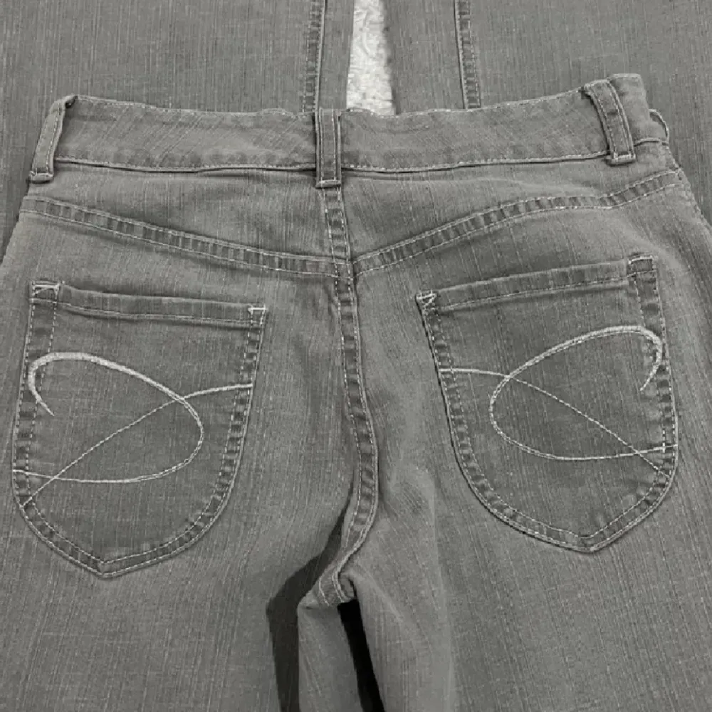 Jätte fina gråa jeans som jag jag köpt på Plick men som tyvärr inte passade mig. Storlek 27/32 och i väldigt fint skick!. Jeans & Byxor.