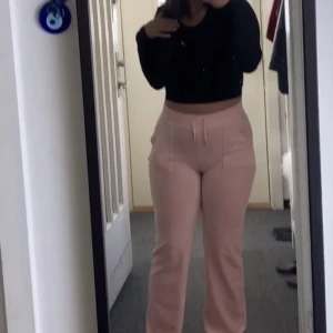 juicy couture byxor - säljer mina rosa juicy byxor i rosa pga att dom kommer aldrig till nån användning.  dom e använda ett par ggr bara köpt i NK inne i stan. 