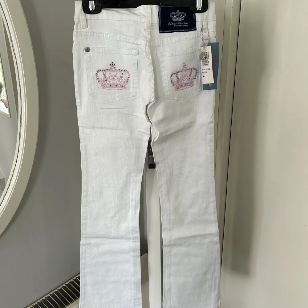 Lågmidjade lätt bootcut jeans från Victoria Beckham i strlk w27 längd står ej men tror ca 30 så passar om man är runt 160 ca , helt oanvända med lapp och extra knappar kvar. Passar ej mig så drf inga bilder på OBS!!! Ej frakt endast hämtas elr möts upp!!. Jeans & Byxor.