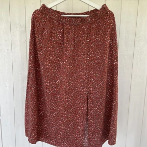 Kjol - En söt blommig kjol med slits.  Passar perfekt till både fint och vardags. 