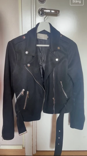 Svart Mockajacka - Svart mockajacka från Nelly i strl. 36. Perfekt för höst och vår. Några tecken på användning finns. Originalpris: 539kr