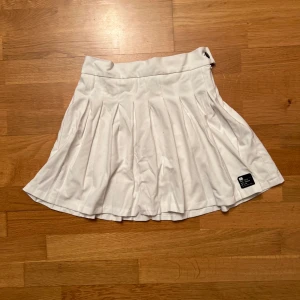 vit kjol från bershka - jättefin vit kjol från bershka! har även en rutig som jag också säljer i min profil!