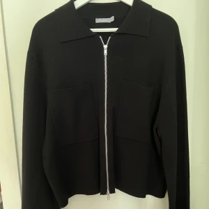 Tröja - Svart stickad tröja/jacka från Åhléns i mycket bra skick⭐️