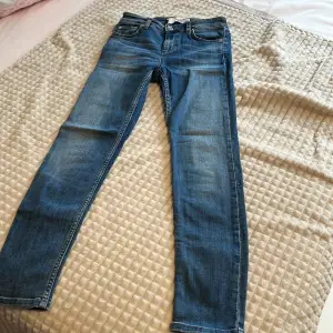 Lågmidja jeans från MQ  visual clothing project. Står 25 i midja, måttet är ca 60 men jeansen är töjbara. Innerbensmått ca 65cm. Inget slitage eller skador och har inte använts på 3 år då de är för små. Bara att skriva om du har frågor🫶