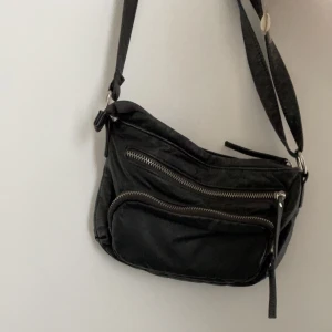 Väska - Svart liten väska med många fack. 15 år gammal men bra skick, läder.