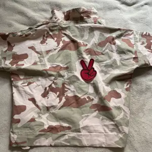 Säljer denna jackan från zara!!😍❤️och stickern har jag satt ditt på jackan som gör den mer unik!💖