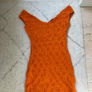 Säljer denna supersnygga orangea klänning. Den är i från zara och är aldrig använd. Klänningen är i storlek s