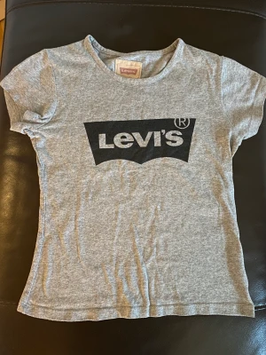 Levis tröja  - Levis tröja  Storlek 8 (barnstorlek)  Inga defekter, som ny 