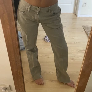 Alberto jeans  - Ett par insydda alberto man jeans 💯 Jättefint skick! Passar mig som har 34 eller 26/27 i jeans 🥰