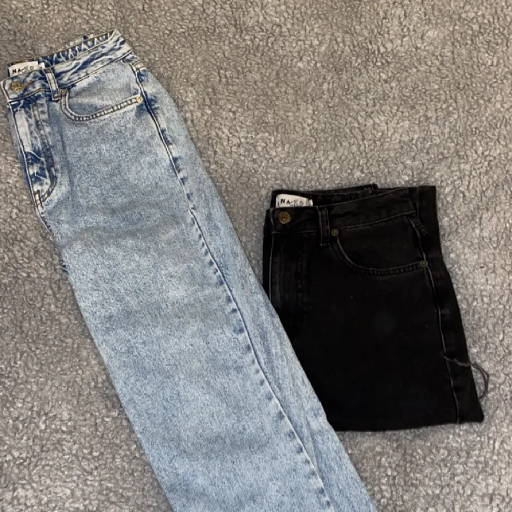 Två par jeans med rå kant från NA-KD i fint skick . Jeans & Byxor.