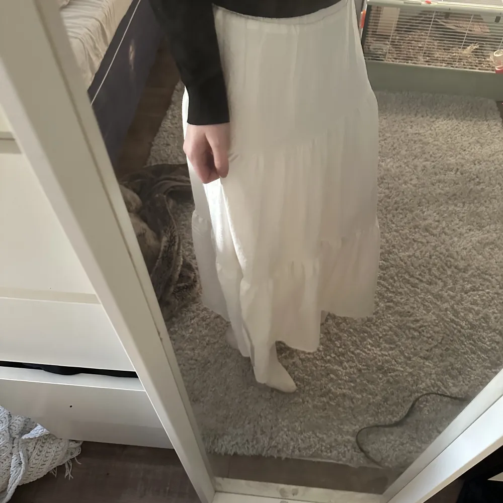 Säljer denna jätte fina vita lång kjolen som knappt är använd, köptes nu i sommar så är nästan helt ny❤️. Kjolar.