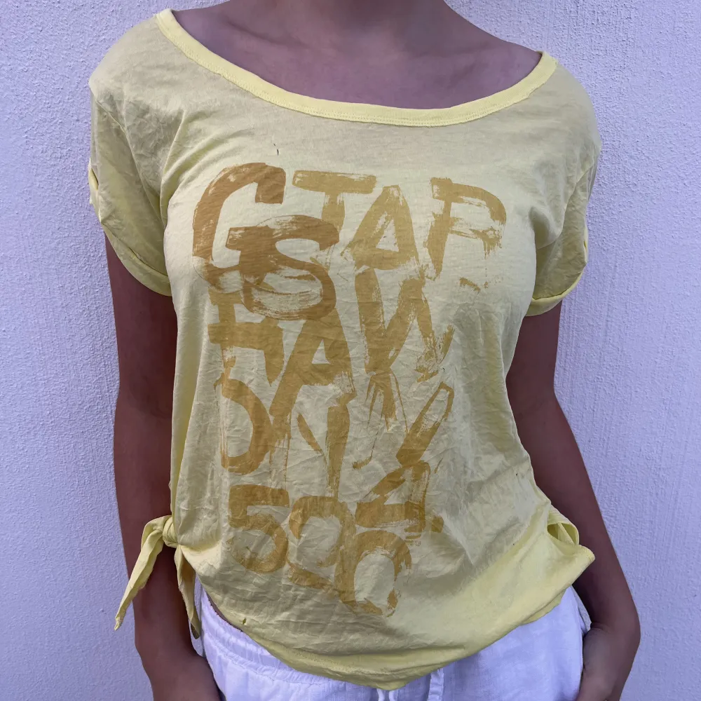 Cool, gul topp från G-Star med motiv på framsidan. T-shirts.