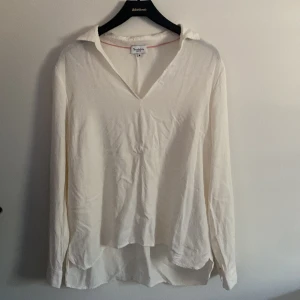 Skjorta/blus - Stil ren skjort blus ifrån Bondelid i en cream vit färg, inget fel på den och knappt använd. skriv vid frågor och pris går att diskutera!🫶🏻