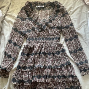 Fin zara klänning - Fin klänning från Zara med lite guld glitter detljer