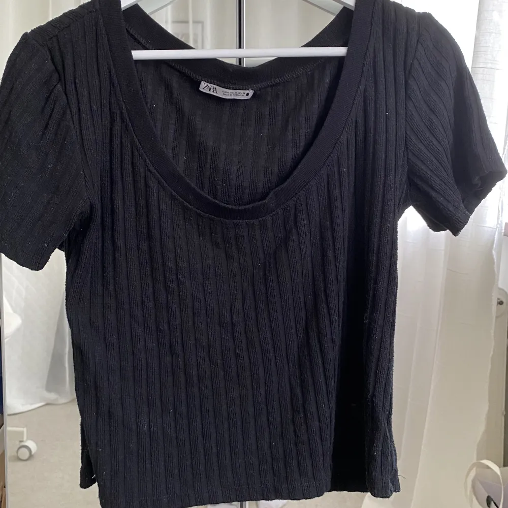 Jättefin svart stickad tröja från Zara i oanvänt skick, storlek S! . Stickat.