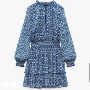 Zara klänning - Säljer nu denna jättefina klänning i storlek s då den är lite stor på mig. Knappt använd och är i nyskick! Klicka gärna på köp nu🩷