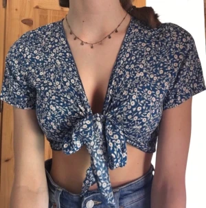 Topp - Super fin strand topp. Perfekt på sommaren till en kjol eller över en bikini. Aldrig andvänd och säljer pga att jag inte känner mig bekväm i den💝