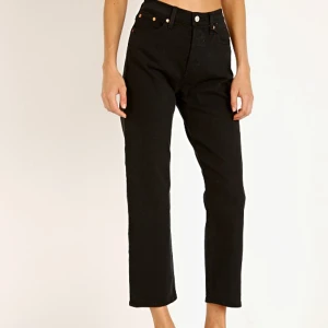 Levi’s wedgie straight - Svarta wedgie straight från Levi’s. Stretchiga. Storlek W26L28. Sitter aningens tight på mig som vanligtvis har W27. Jag är 172cm. bra skick!