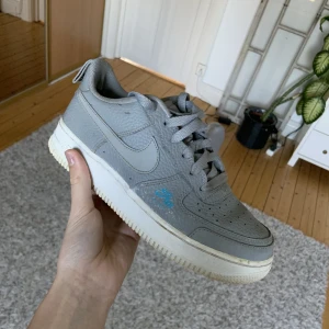 Nike skor - Nike skor med reflexer, limited edition så dom säljs inte längre, använda varje dag i någon månad, storlek 37,5