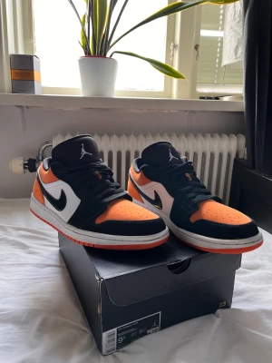 Air Jordan 1 shatterd backboard low - Snygga jordans 1 Konditionen är väldigt bra som ni ser på bilder. Säljer skorna eftersom inte jag använder de så mycket nu mera. Hör av dig om du är intresserad, kan gå ner i pris vid snabb affär